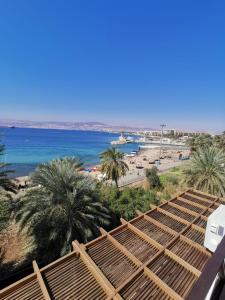 uitzicht op het strand vanaf het dak van een gebouw bij Nice View Hotel فندق الأطلالة الجميلة للعائلات فقط in Aqaba