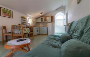 un soggiorno con divano verde e tavolo di Gorgeous Apartment In Barbat Na Rabu With Kitchen a Barbat na Rabu