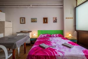 een slaapkamer met een bed en een tafel en een scherm bij Appartamentino di Romano in Gallipoli