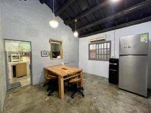 cocina con mesa de madera y nevera en 破豆基地, en Kaohsiung