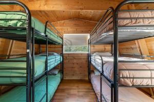 Krevet ili kreveti na kat u jedinici u objektu Hillside Cabin~Williams & Grand Canyon Destination