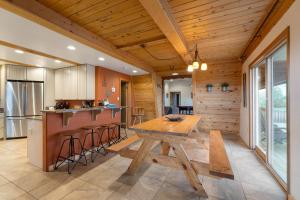 cocina con mesa de madera en una habitación en Hillside Cabin~Williams & Grand Canyon Destination, en Williams