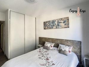a bedroom with a bed with white sheets and pillows at Au pied du Château de l'Empéri in Salon-de-Provence