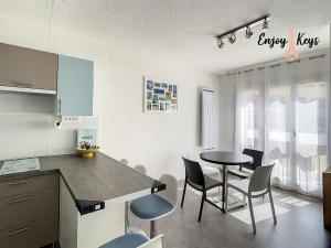 a kitchen and dining room with a table and chairs at Au pied du Château de l'Empéri in Salon-de-Provence