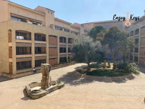 a building with a courtyard with a statue in front of it at Au pied du Château de l'Empéri in Salon-de-Provence