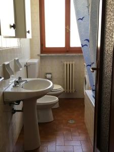 ヴァッレクロージアにあるCosta Azzurraのバスルーム(洗面台、トイレ付)