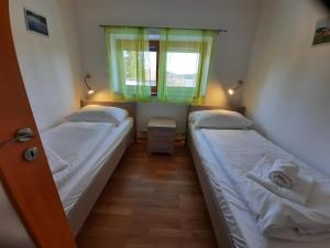 Un pat sau paturi într-o cameră la Promenáda Lipno