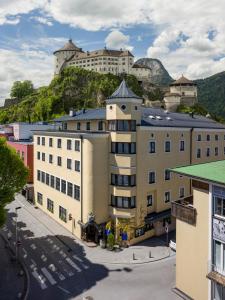 a building with a castle on top of a hill at Hotel Andreas Hofer in Kufstein