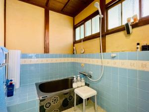 a bathroom with a sink and a shower at 皆様お宿　川風 in Hiki