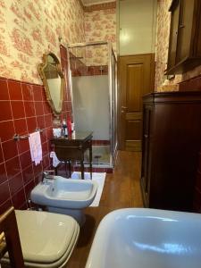 een badkamer met een wastafel, een toilet en een bad bij [Duomo walking distance] elegant flat with view in Milaan