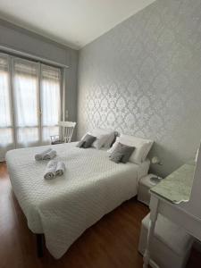 een slaapkamer met een groot wit bed en handdoeken bij [Duomo walking distance] elegant flat with view in Milaan