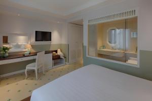 Postel nebo postele na pokoji v ubytování Au Lac Charner Hotel