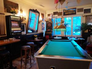 Billiards table sa Zak Neuhausen