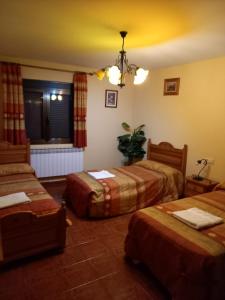 A bed or beds in a room at Casa Rural La Cerra