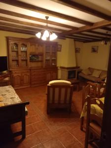 sala de estar con sofá y mesa en Casa Rural La Cerra, en Navalguijo