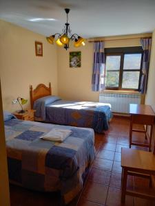 A bed or beds in a room at Casa Rural La Cerra