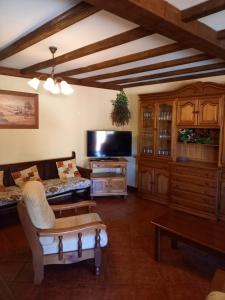 A television and/or entertainment centre at Casa Rural La Cerra