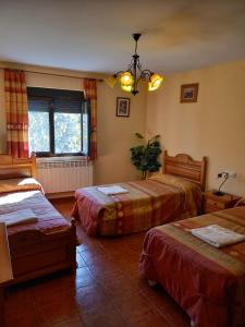 A bed or beds in a room at Casa Rural La Cerra