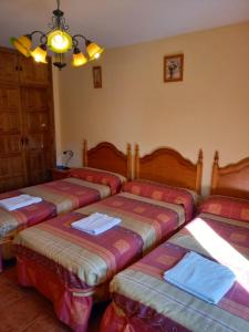 A bed or beds in a room at Casa Rural La Cerra