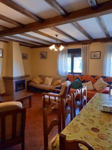 a living room with a couch and a table at Casa Rural La Cerra in Navalguijo