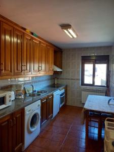 A kitchen or kitchenette at Casa Rural La Cerra