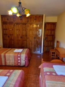 A bed or beds in a room at Casa Rural La Cerra