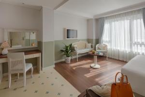 TV a/nebo společenská místnost v ubytování Au Lac Charner Hotel