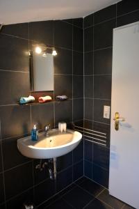 La salle de bains est pourvue d'un lavabo et d'un miroir. dans l'établissement Wohnung Steuerbord, à Timmendorfer Strand