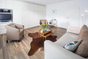 een woonkamer met een bank en een salontafel bij Windrose in Norderney