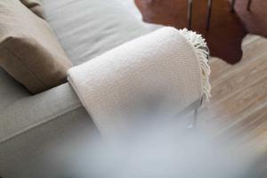 een rol wit papier zittend op een bank bij Windrose in Norderney