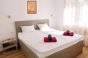 - un lit avec 2 oreillers rouges dans l'établissement Villa Mária Marta, à Mirce