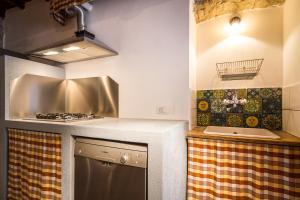 cocina con fogones y fregadero en VECCHIO BORGO en Torno