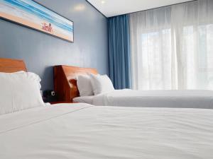 Postel nebo postele na pokoji v ubytování Junlan Hotel