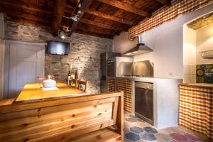 cocina con mesa de madera y fogones en VECCHIO BORGO en Torno