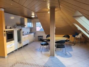 a kitchen and dining room with a table and chairs at FaWiGa Monteurwohnung Karben in Karben