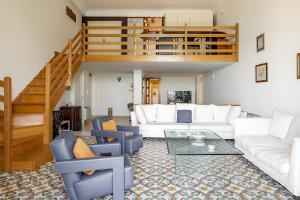 A seating area at Duplex sul porto grande by Wonderful Italy