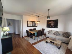 - un salon avec un canapé et une table dans l'établissement Apartamento 6 personas Playa de Covachos, à Soto de la Marina