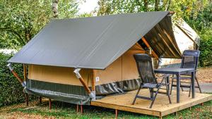 altana z dwoma krzesłami i namiotem w obiekcie Safari tent XS w mieście Berdorf