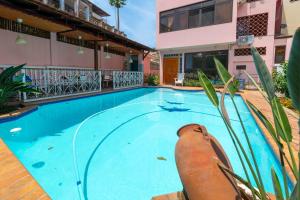 a swimming pool in the middle of a house at Casa Quimera in Maputo