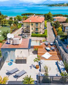 vista aerea di un resort con piscina di Plaza Lago di Garda a Peschiera del Garda