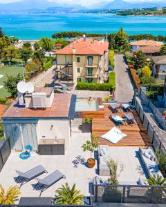 einen Luftblick auf ein Resort mit einem Pool in der Unterkunft Plaza Lago di Garda in Peschiera del Garda