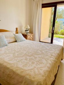 サン・パンタレオにあるLa casa bluのベッドルーム1室(大型ベッド1台、窓付)