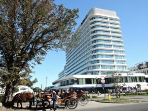 a horse drawn carriage in front of a tall building at Holiday flat, Swinoujscie in Świnoujście