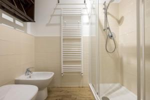 A bathroom at San Salvario Apartments by Wonderful Italy Még 9 kép
