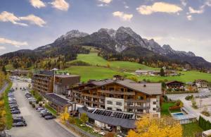 - une vue aérienne sur un complexe avec une montagne dans l'établissement Hotel Salzburger Hof Leogang, à Leogang
