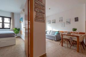 Posteľ alebo postele v izbe v ubytovaní Apartamento 303 junto a la playa piscina y parking + 37 fotografií