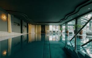 a swimming pool in the middle of a building at BEAUSiTE Zermatt in Zermatt