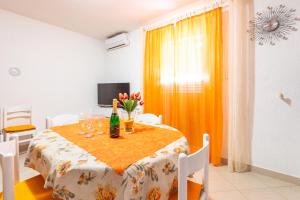 Televisyen dan/atau pusat hiburan di Apartments Jadran