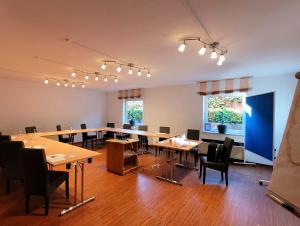 une grande salle à manger avec des tables et des chaises dans l'établissement Tulip Inn Frankfurt Airport, à Neu-Isenburg