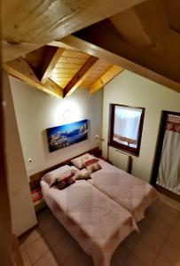 een slaapkamer met een groot bed op zolder bij APARTHOTEL STREMBO in Strembo